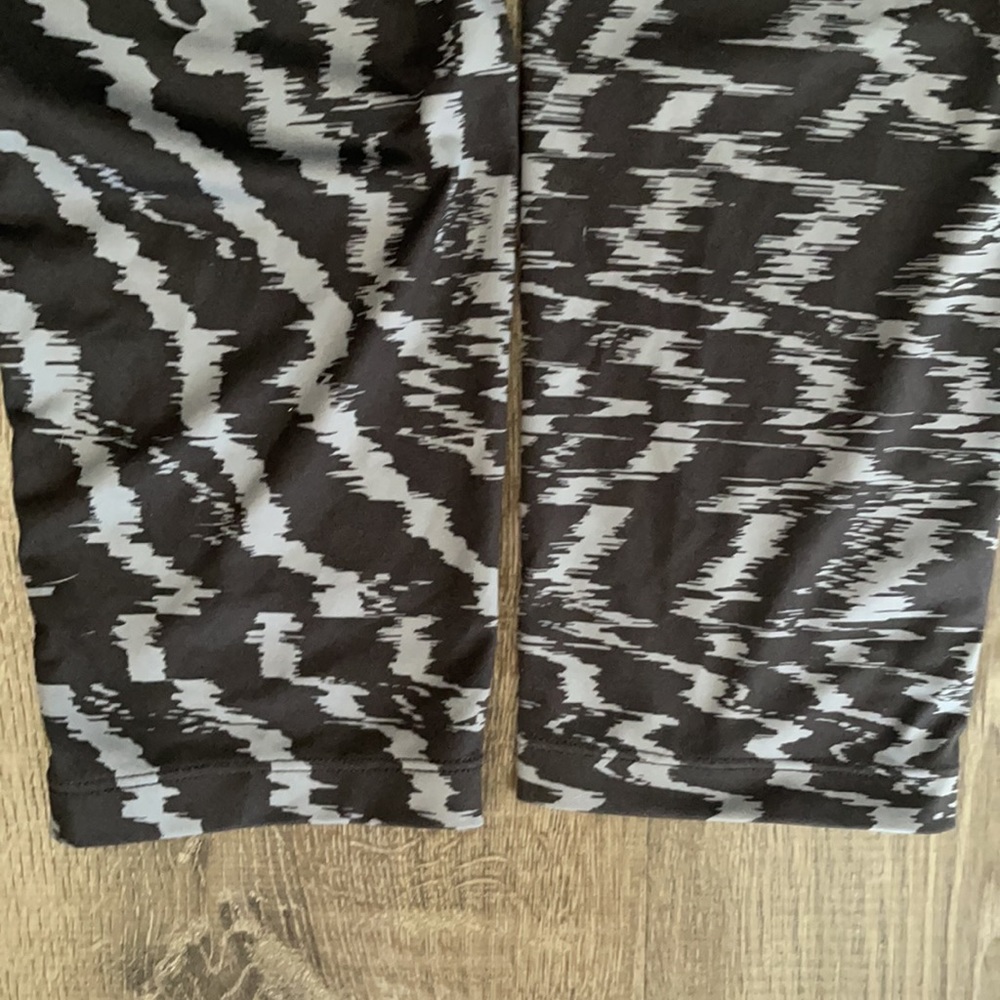 3/$20- EUC Nike dri-fit Capri - Picture 12 of 12
